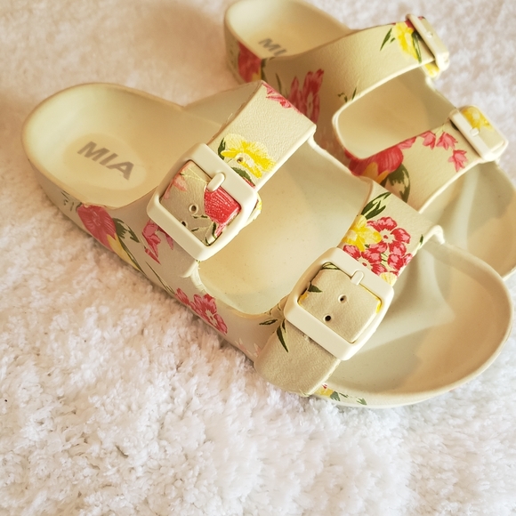 MIA Sandals - Picture 2 of 3